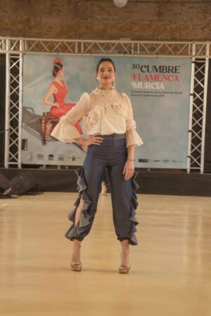 PANTALÓN DE VOLANTES FLORES VAQUERO